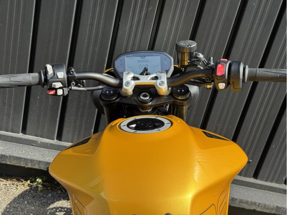 TRIUMPH STREET TRIPLE 765 RS - Cosmic Yellow