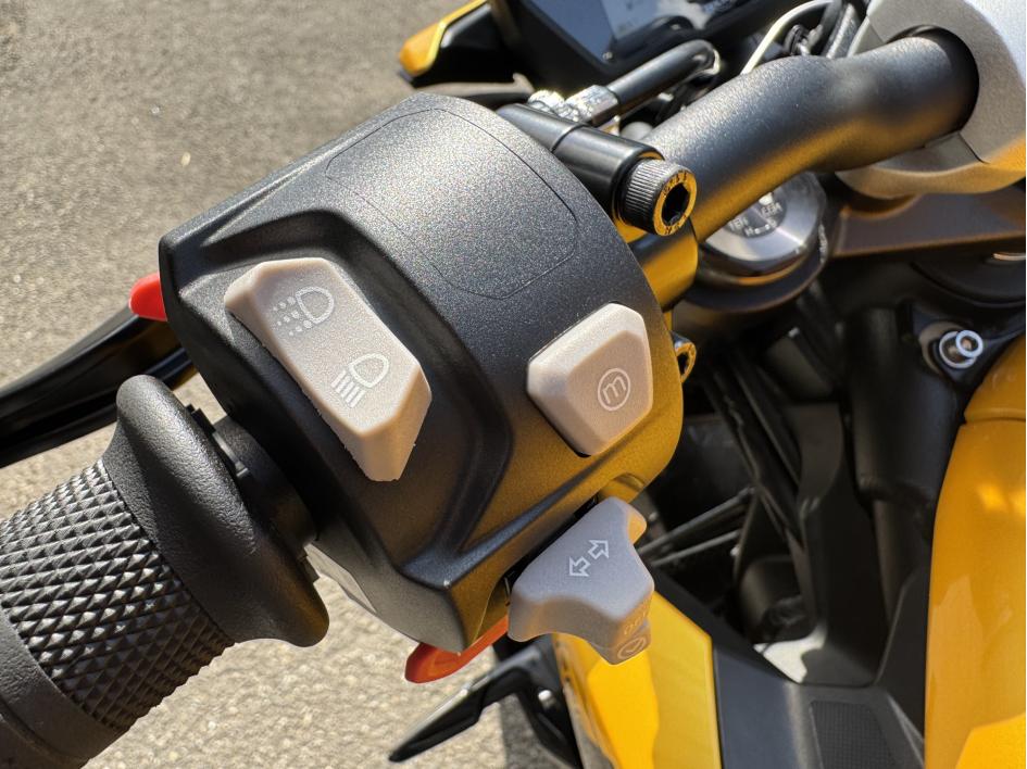 TRIUMPH STREET TRIPLE 765 RS - Cosmic Yellow