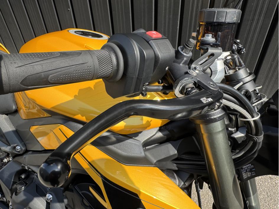 TRIUMPH STREET TRIPLE 765 RS - Cosmic Yellow